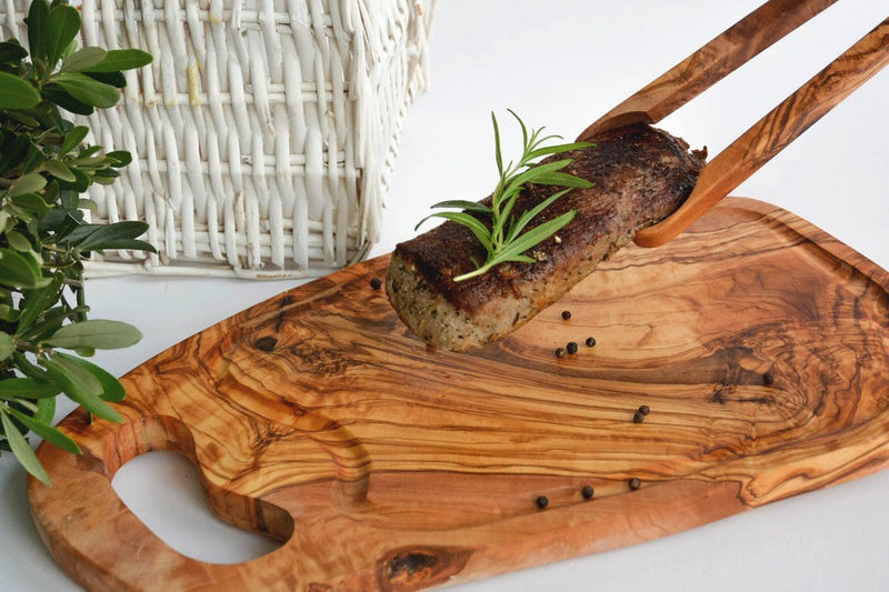 Steakbrett oder Servierbrett naturbelassen mit Grifflasche und Saftrille aus Olivenholz ( L45 - 49cm)