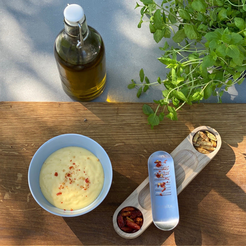 CHILI - Reibe aus rostfreiem Stahl. Untersätzer aus natürlichem Eichenholz. Zwei Sorten getrocknete Bio-Chili-Schoten. schlanke, flache Geschenkverpackung.