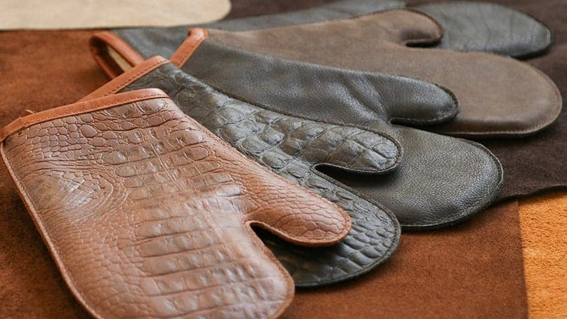 Handgefertigter Ofenhandschuh aus Büffelleder in Krokodiloptik - mit Daumen - braun